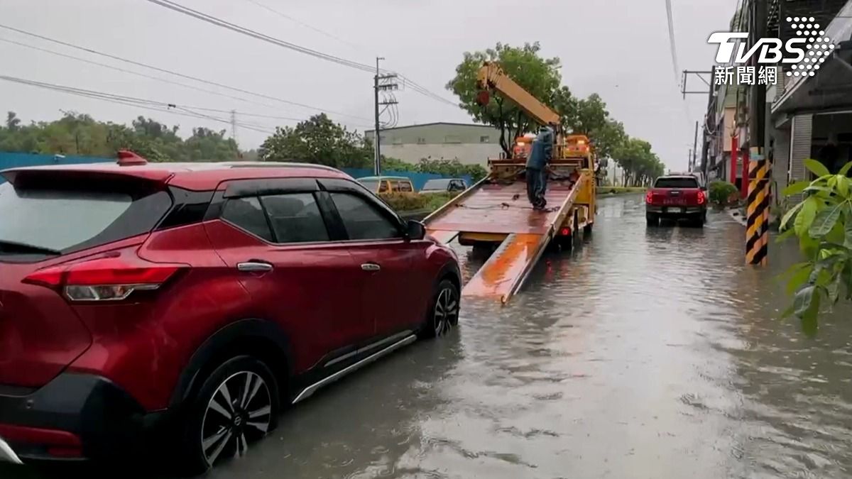 高雄大寮鳳林二路則一度水淹及膝,多輛轎車當場熄火拋錨。(圖/TVBS)