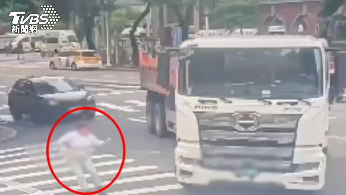 北市婦硬闖紅燈險遭砂石車輾 網驚:學長上輩子做不少好事