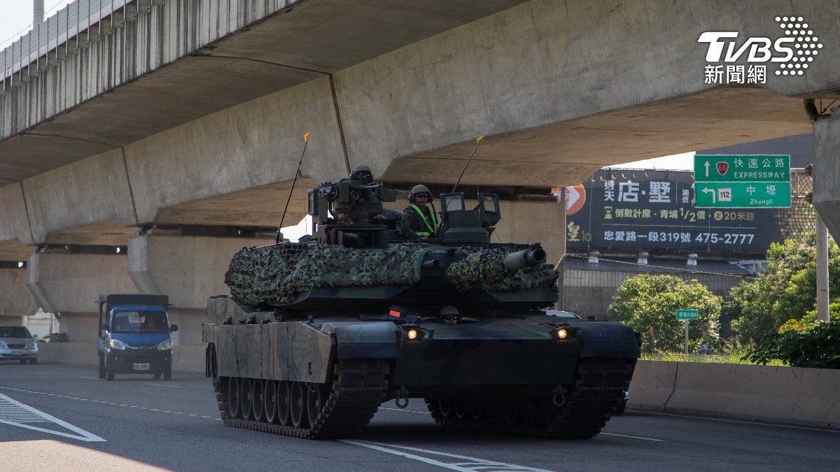 M1A2T戰車移動過程,砲塔、砲管都被覆蓋迷彩偽裝網。(圖/陸軍第六軍團提供)