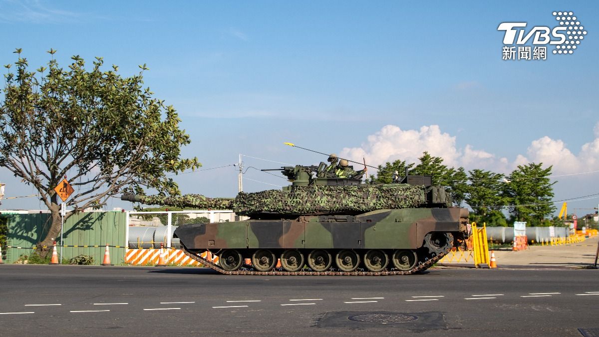 M1A2T戰車進入戰術位置,分散部署在多處陣地,進行戰場經營與臨戰訓練。(圖/陸軍第六軍團提供)