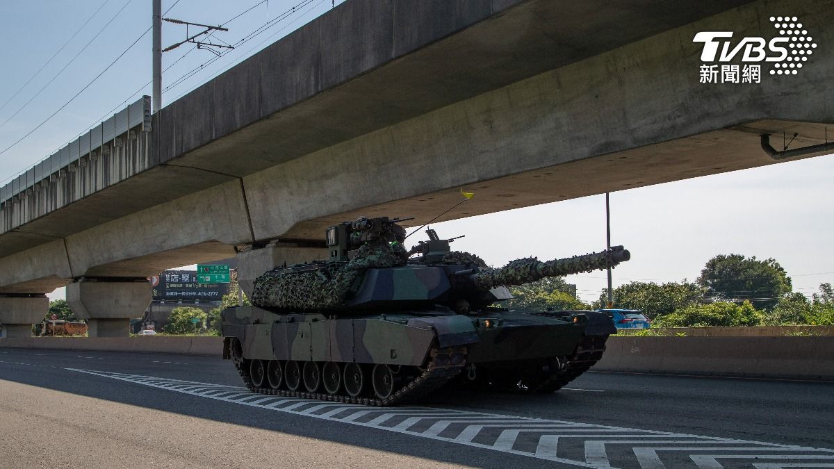 我軍向美方採購「地表最強戰車」M1A2T戰車,配合「立即備戰操演」首度以「實戰化」姿態在國人面前亮相。(圖/陸軍第六軍團提供)