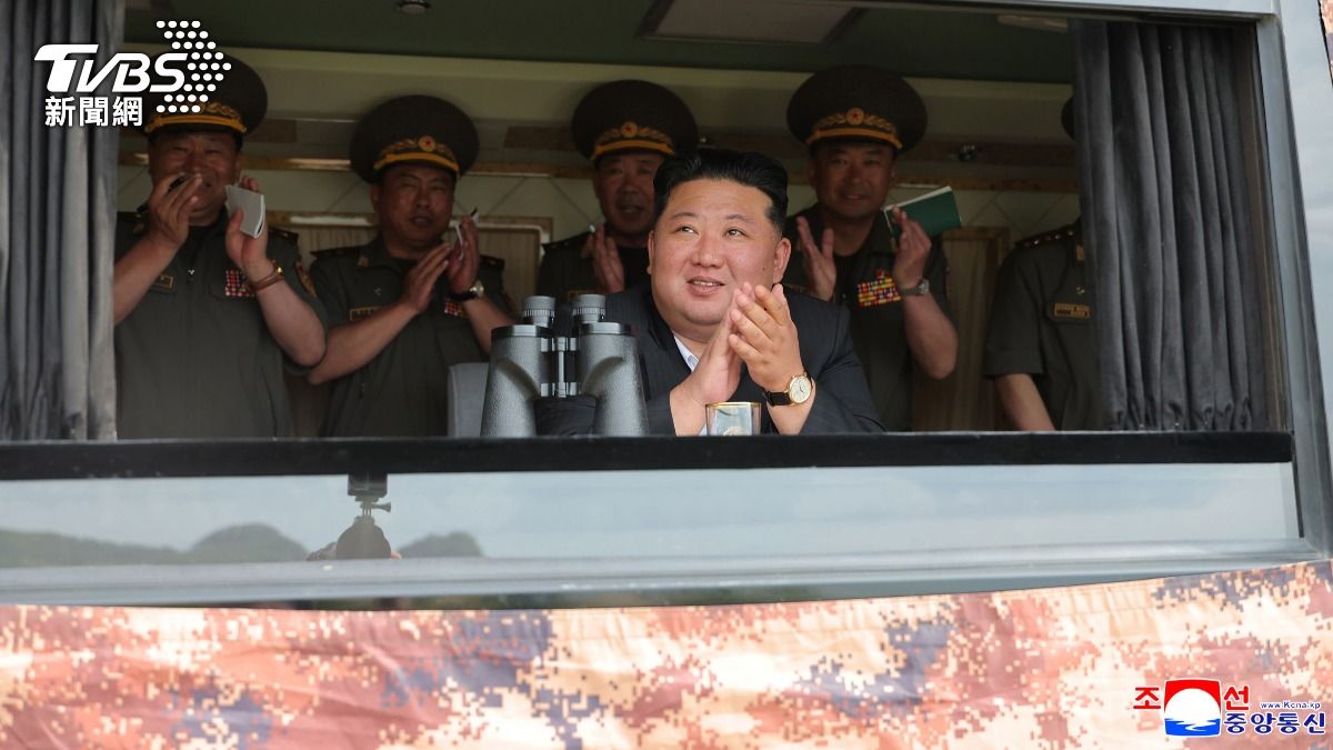 選在韓戰紀念日!金正恩校閱新武器 百枚火箭瞄準南韓邊境