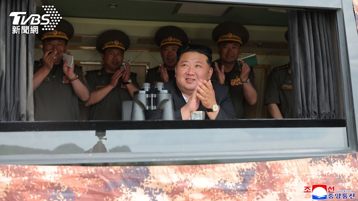 北韓領導人金正恩視察武器演練。(圖/達志影像美聯社)