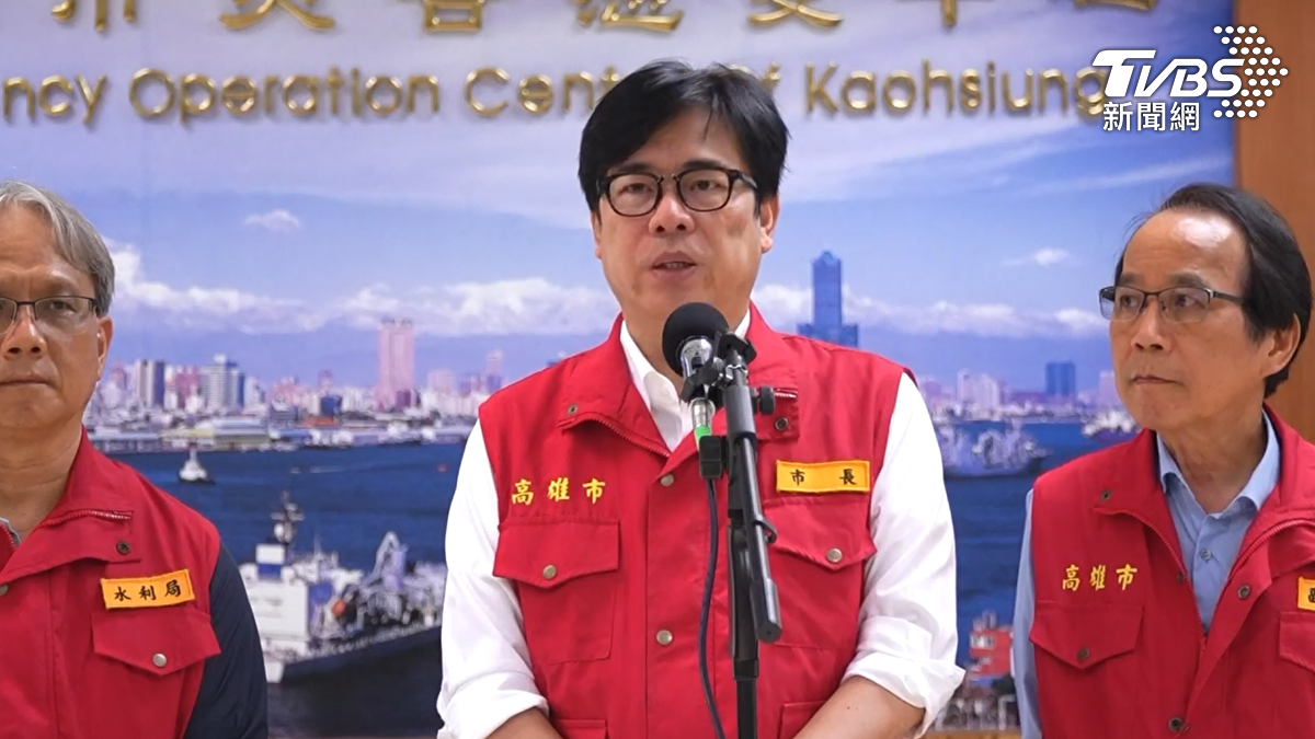 高雄市凌晨12點46分才緊急宣布全市停班課,市長陳其邁表示根據相關的氣象署最新的資料,來做最好的判斷。(圖/TVBS)