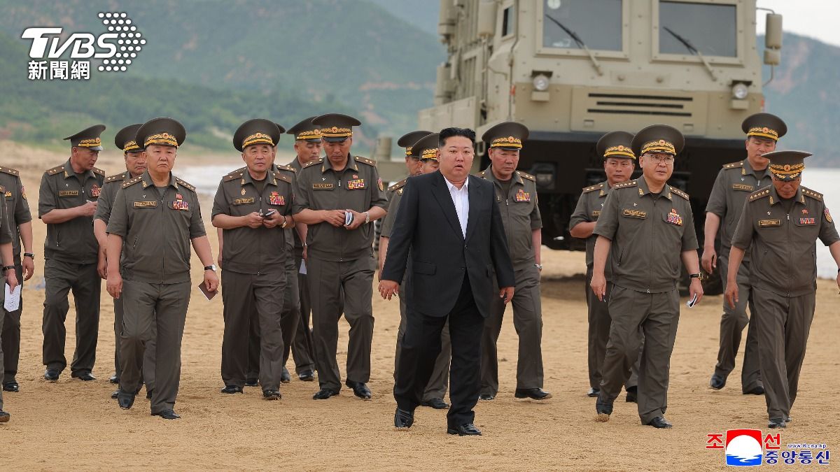 北韓領導人金正恩最新視察畫面。(圖/達志影像美聯社)