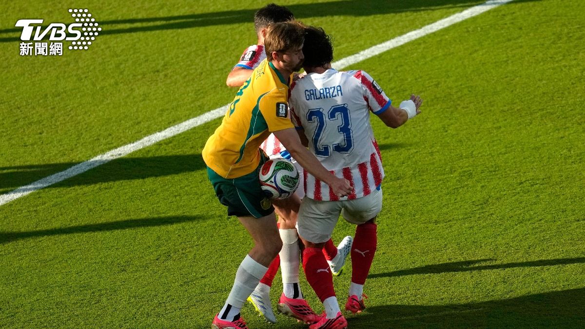 兩隊在比賽中的肢體接觸相當激烈。(圖/達志影像美聯社)