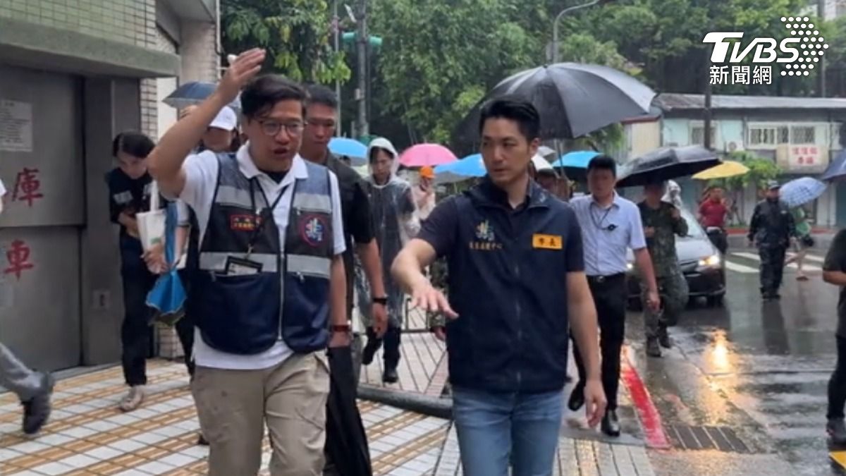 台北市長蔣萬安,冒雨前往昨日發生嚴重積水的內湖一帶視察勘災。(圖/TVBS)