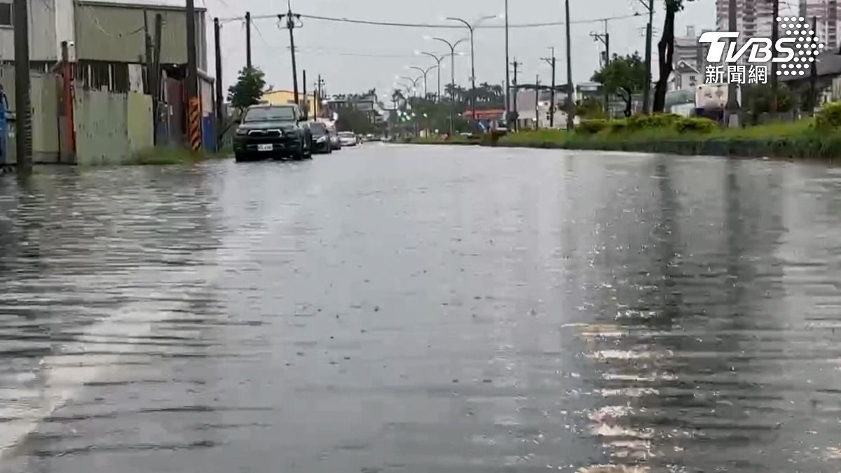 這波致災性大雨造成高雄多處道路積水嚴重,民眾上班上課面臨考驗。(圖/TVBS)