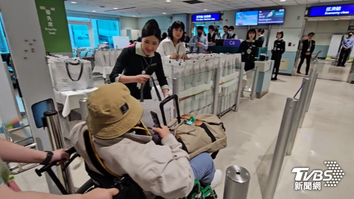 搭乘首航旅客,有專屬小禮物可拿。(圖/TVBS)