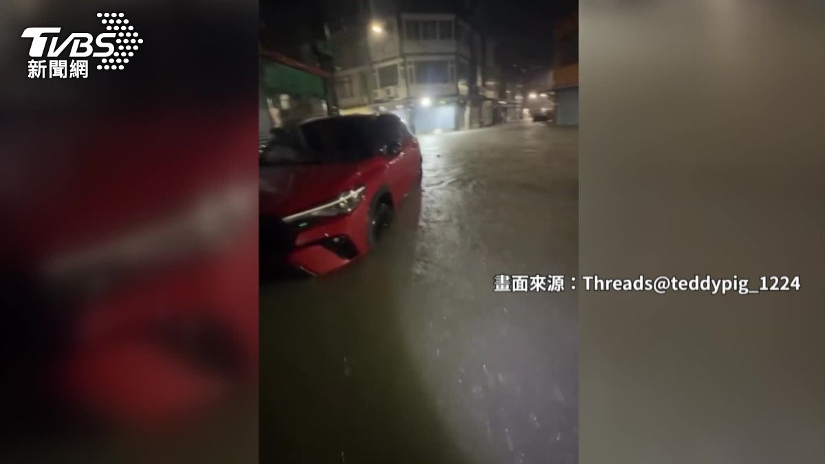 屏東縣潮州鎮遭到暴雨襲擊。(圖/TVBS)