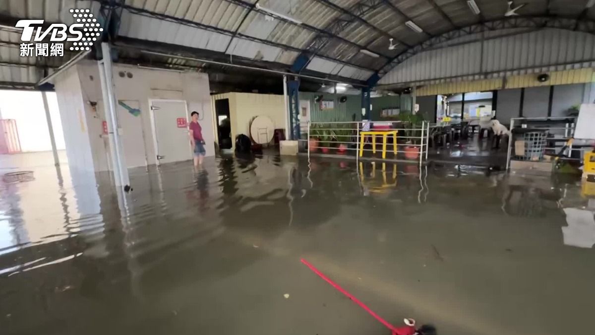 小吃店積水嚴重。(圖/TVBS)