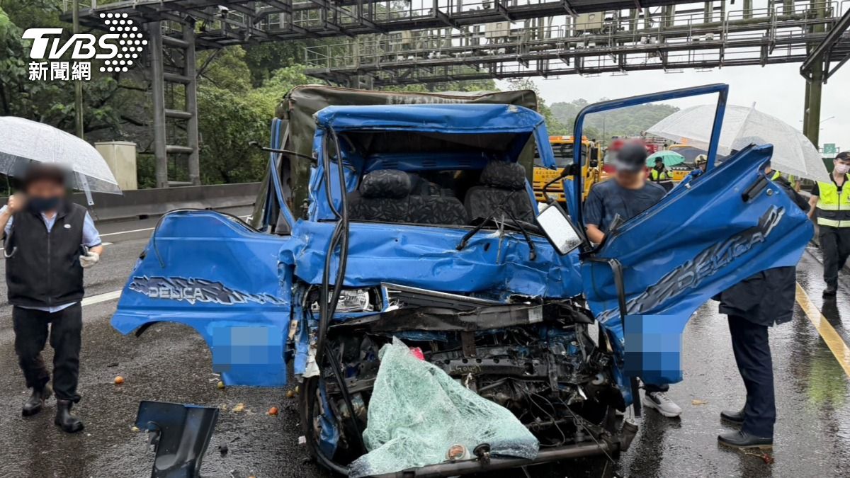 疑似撞擊力道過大,小貨車車頭被壓扁,駕駛當場沒呼吸心跳。(圖/TVBS)