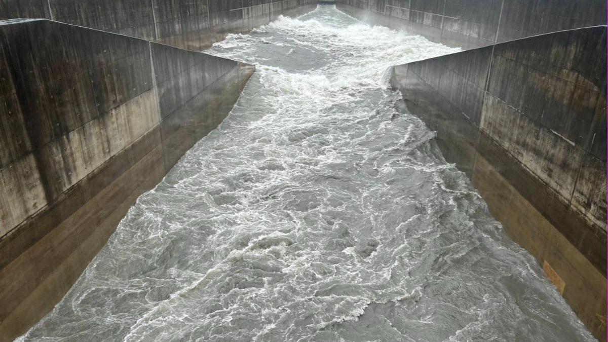 雨彈狂炸!石門水庫99.8%滿庫 急啟動阿姆坪隧道排砂