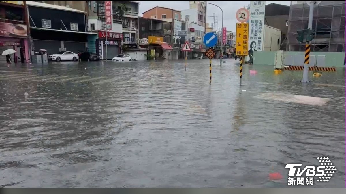 台南永康區淹水,有車輛泡在水中。(圖/TVBS)