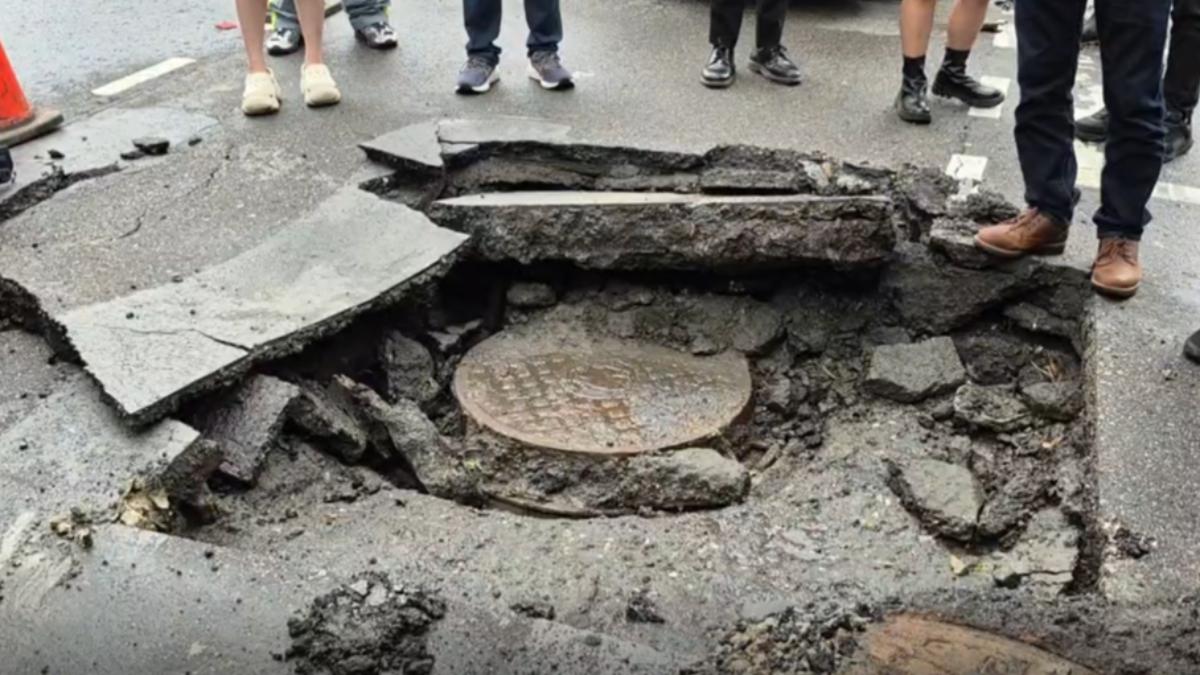 水分滲透路基，車輛開過路面，柏油路整個剝落。(圖／TVBS）