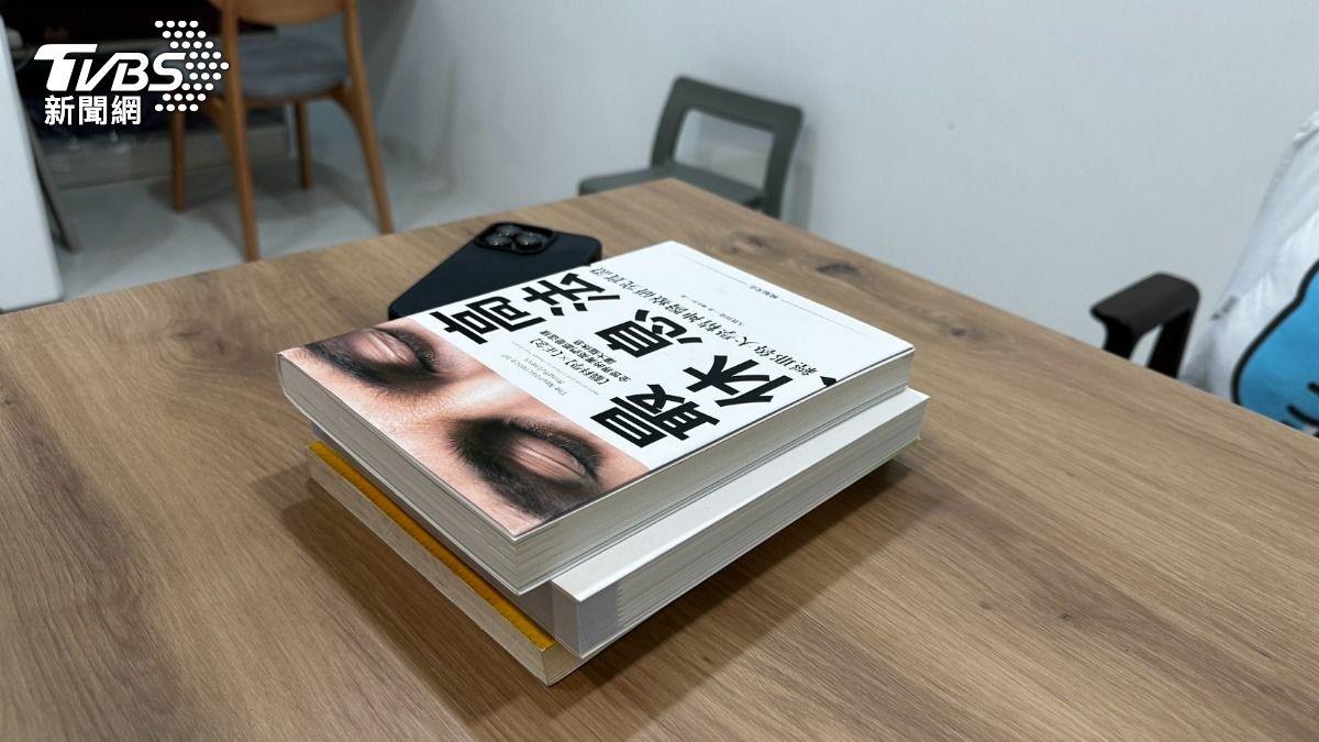 王加恩心理師建議可以試在手機和自己之間,放上書本,慢慢拉開距離感。(圖/陳詩璧攝)