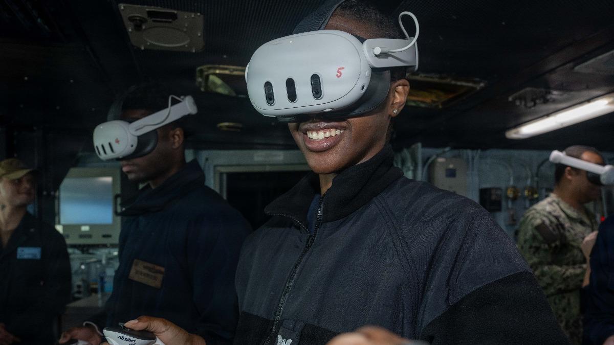 航艦今年初導入「VIBRaNT」虛擬實境系統,官兵戴上VR眼鏡即可在海上模擬練兵。(圖/DVIDS)