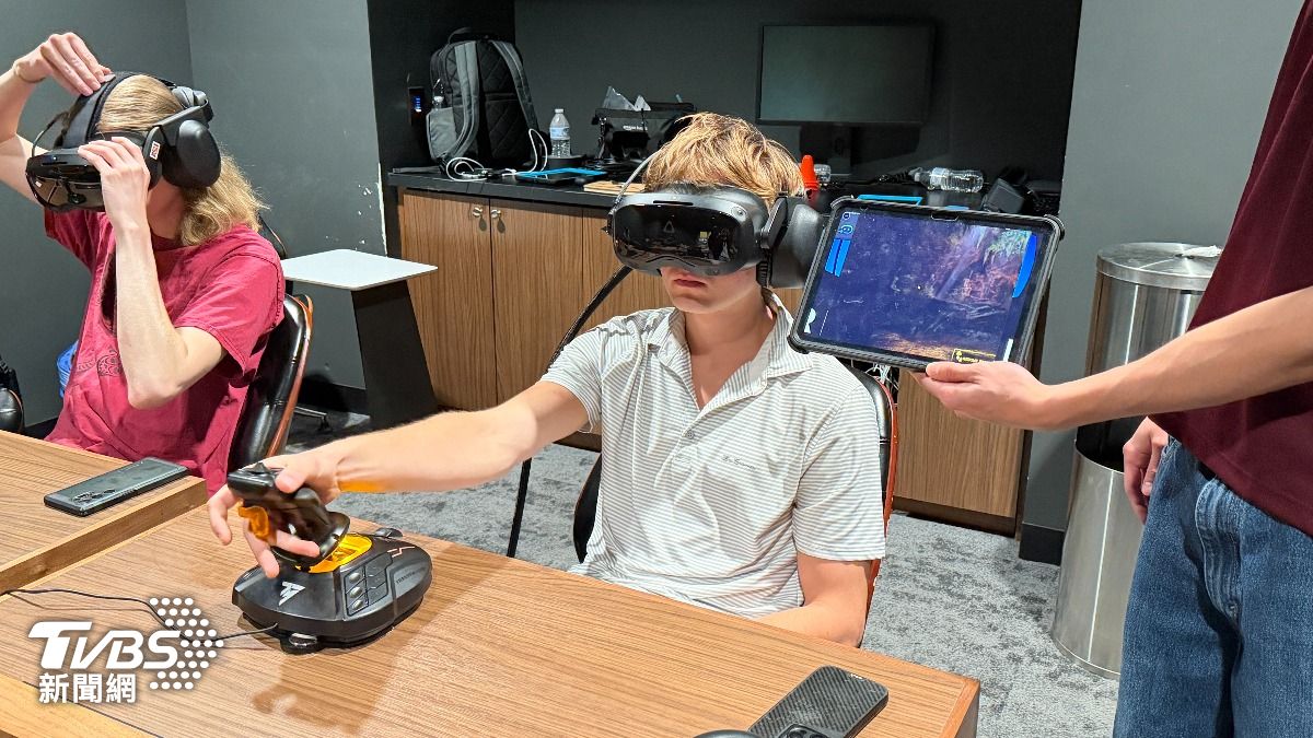 學生們上VR課程感受到的聲光效果十足。(圖/黃貞怡攝)