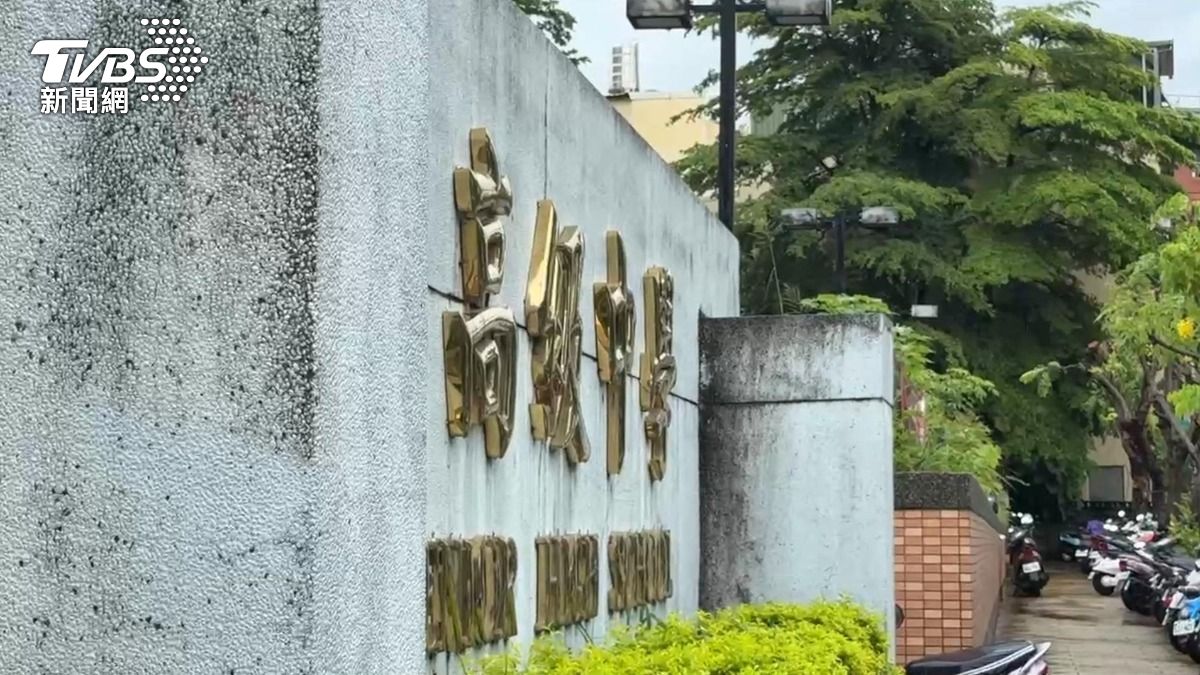 控台中私校壓榨學生!蕁麻疹照演出,替學生發聲師疑遭打壓。(圖/TVBS)