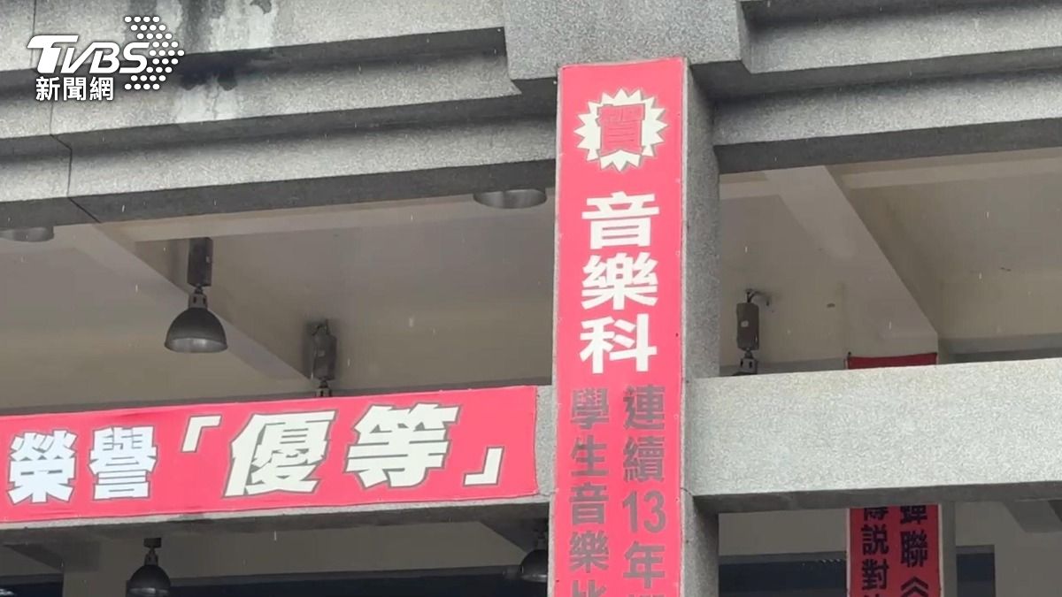家長也指稱有老師出面替學生發聲,卻疑似遭到校方打壓。(圖/TVBS)