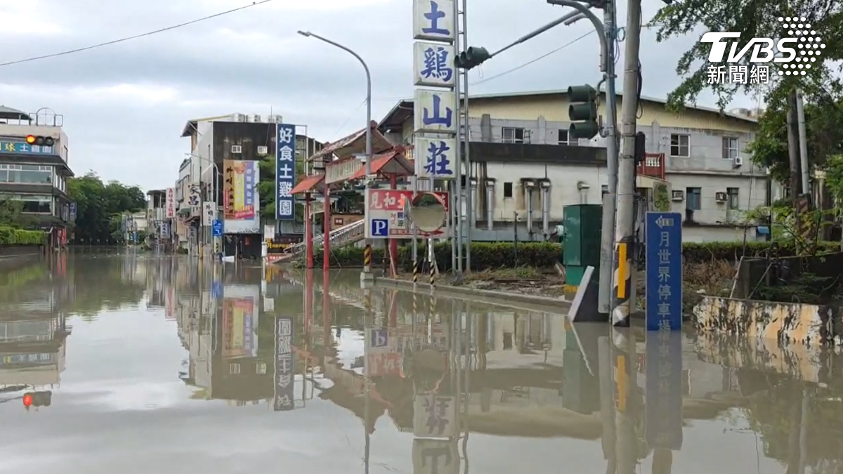 高雄田寮連日豪雨成災!月世界土雞城「滅頂」積水達一樓高(圖/TVBS)