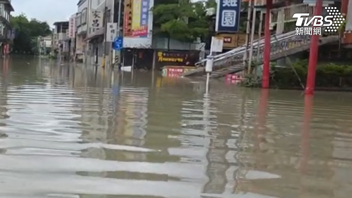 高雄田寮連日豪雨成災!月世界土雞城「滅頂」積水達一樓高(圖/TVBS)