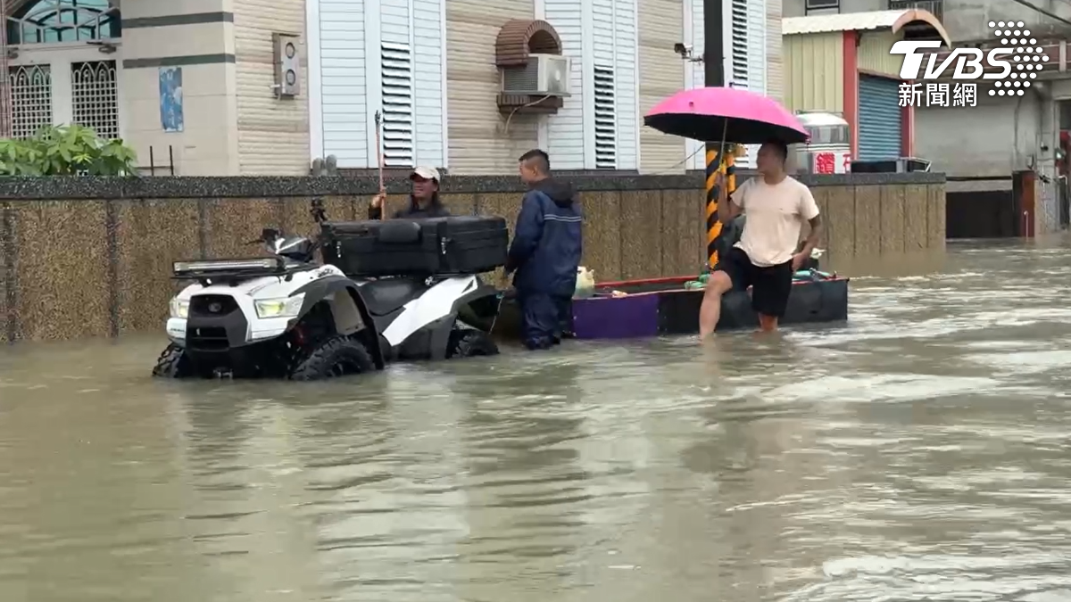 暴雨狂灌屏東港東村!水淹腰部 出動小艇撤離民眾(圖/TVBS)