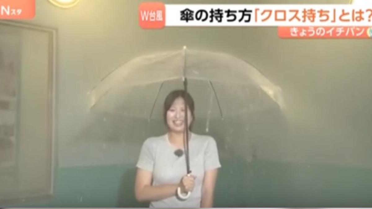 交叉握法有效防淋濕。(圖/翻攝自 TBS NEWS DIG)