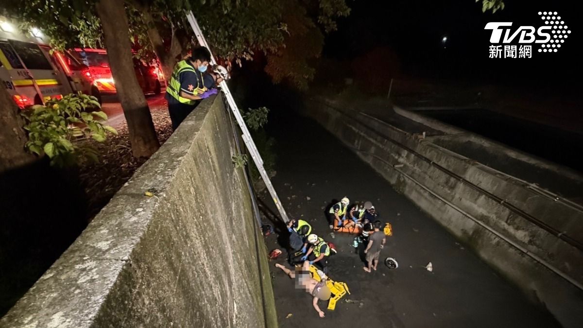 凌晨飛車撞護欄！南投3男噴飛墜圳溝　2騎士「酒駕+無照」