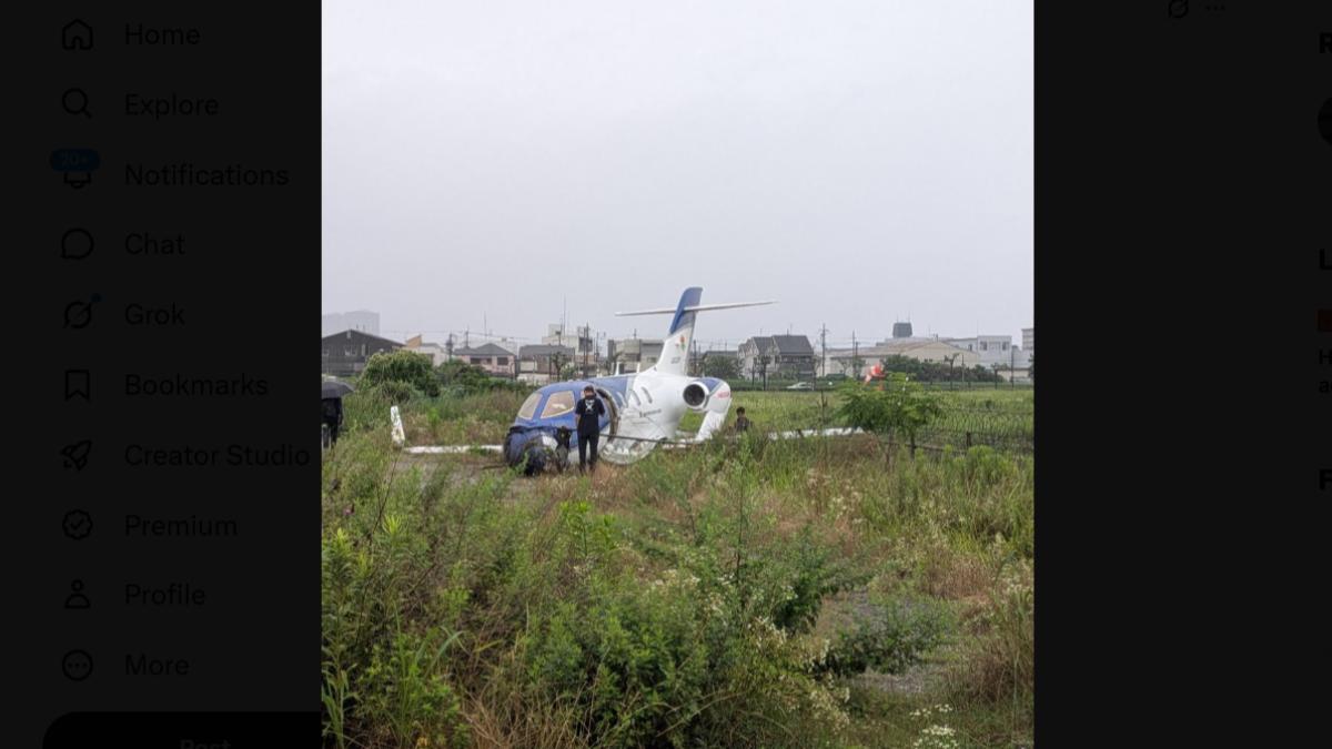 快訊/大阪八尾機場出事!小飛機衝破圍欄卡草地