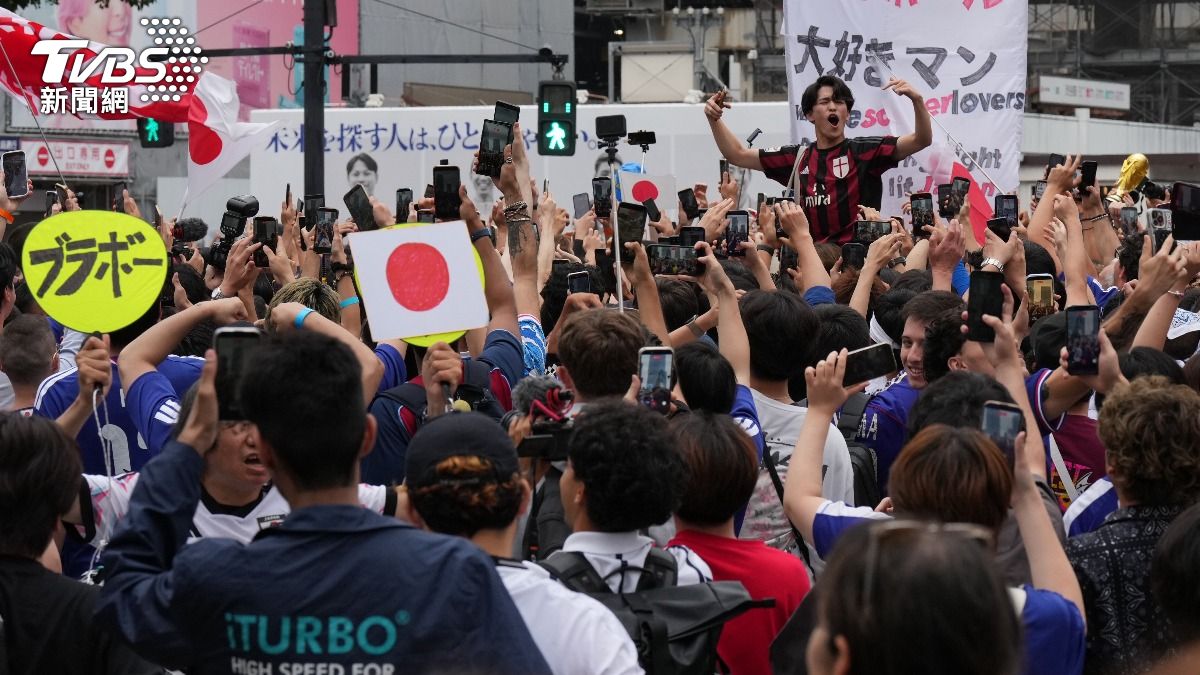 F組賽後日本球迷在東京澀谷十字路口聚集慶祝。(圖/達志影像美聯社)