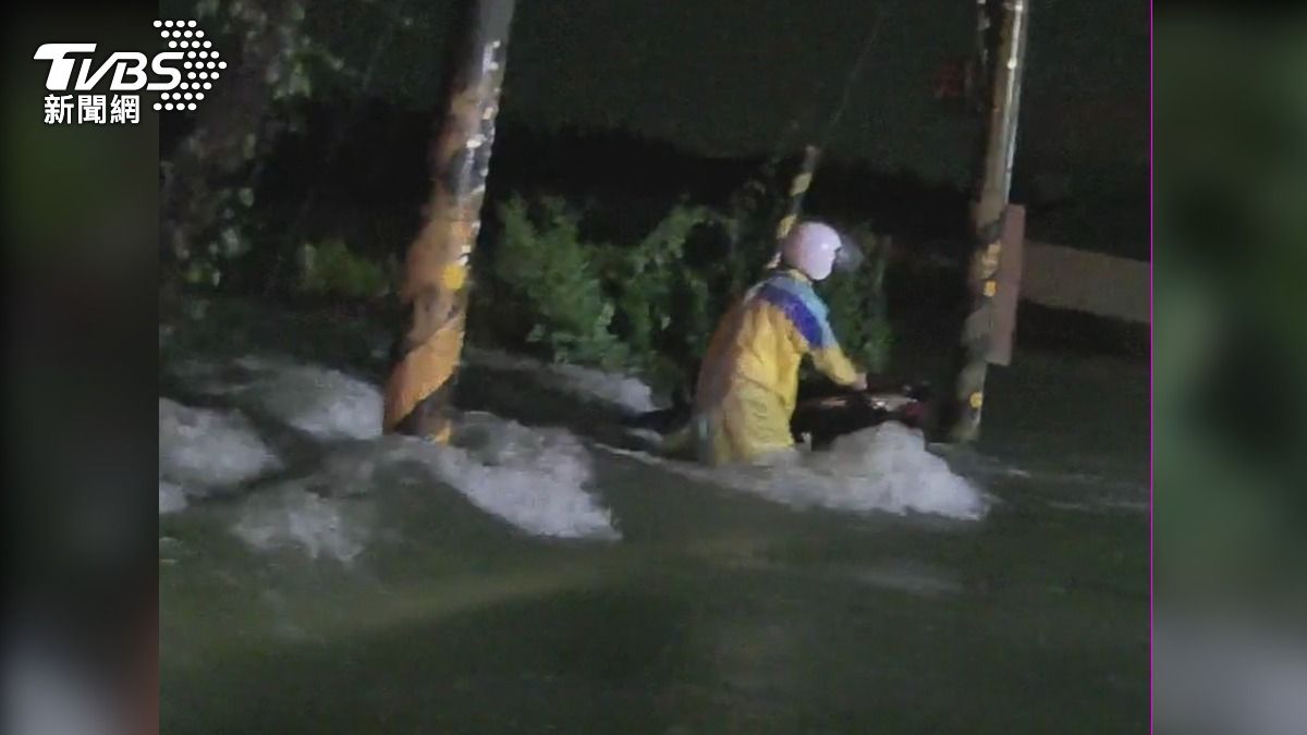 屏東暴雨連炸2天!騎士誤闖急流險滅頂 潮州斷橋害車爆胎(圖/TVBS)