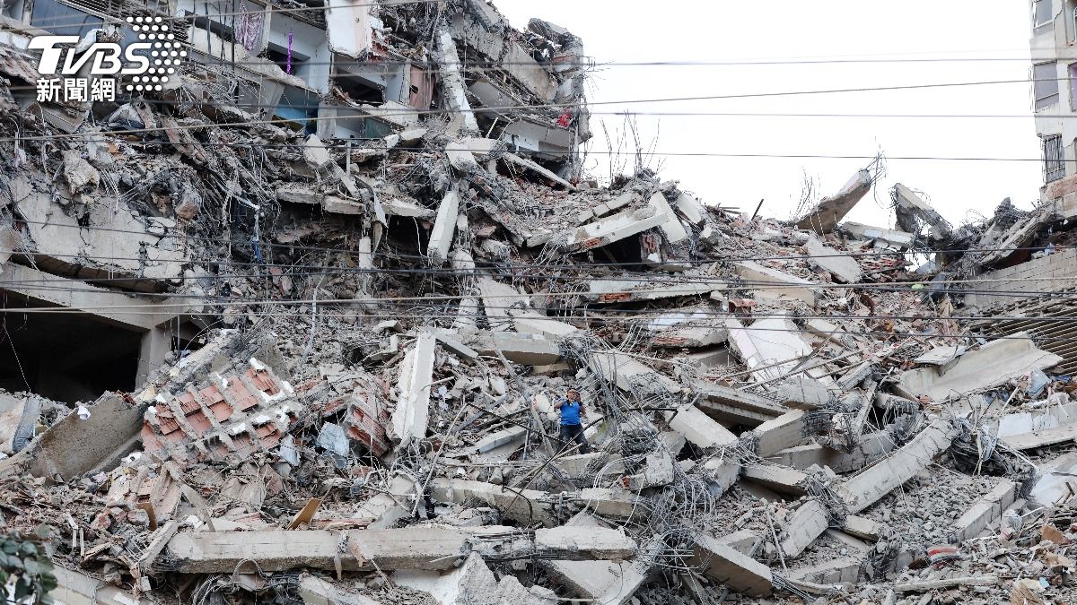 委內瑞拉強震地動山搖,多棟建築在頃刻之間灰飛煙滅,許多街道瞬間消失。(圖/達志影像美聯社)