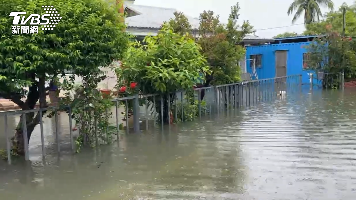 林邊地區同樣飽受淹水之苦,連日大雨讓當地已淹了兩天,水深仍達大腿高度遲遲不退(圖/TVBS)