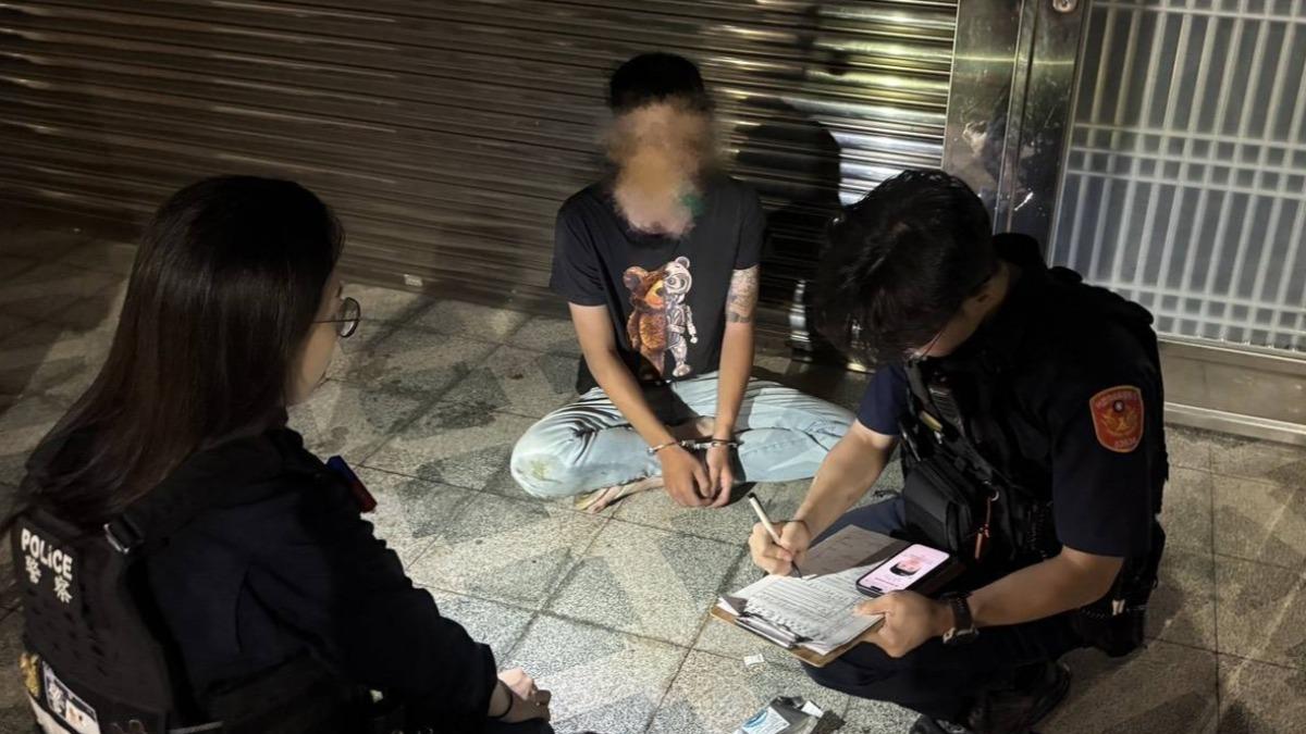 男子先擦撞施工護欄後落跑,接連撞到車輛後,最後自撞騎樓柱子才停下。(圖/TVBS)