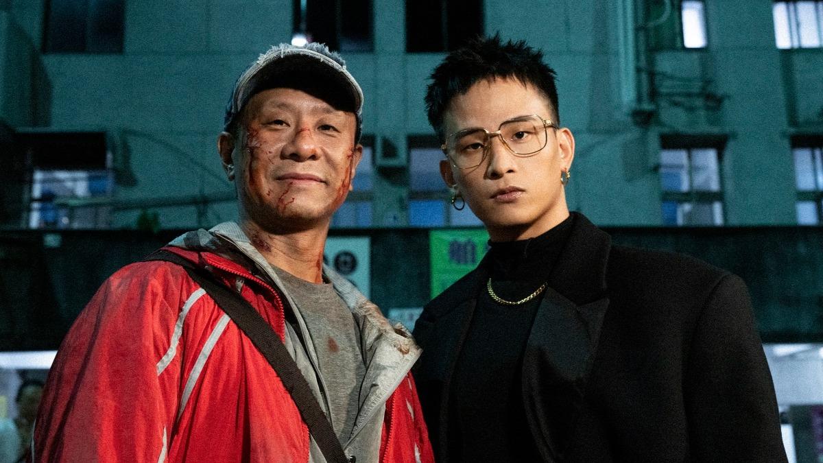 集氣!黃奇斌搶金曲兼任頒獎人 突曬人頭分身嚇壞香港大咖男星