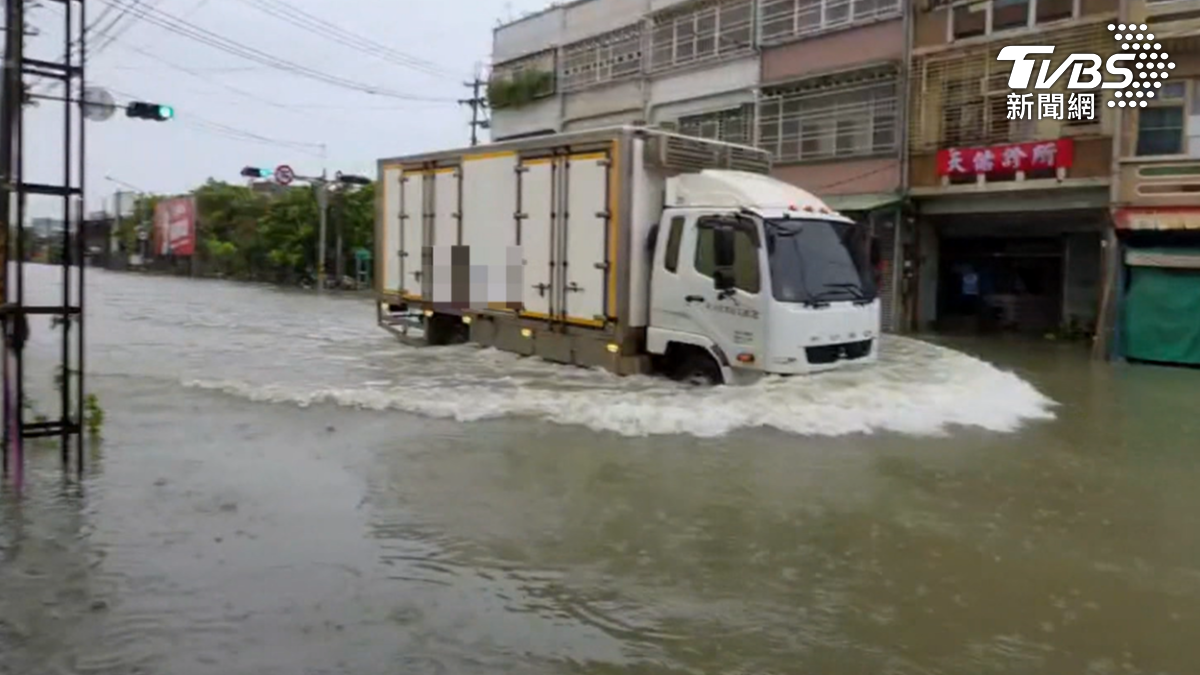 高雄岡山貨車強闖淹水路　水波衝進店家「膝蓋深」居民暴怒（圖／TVBS）