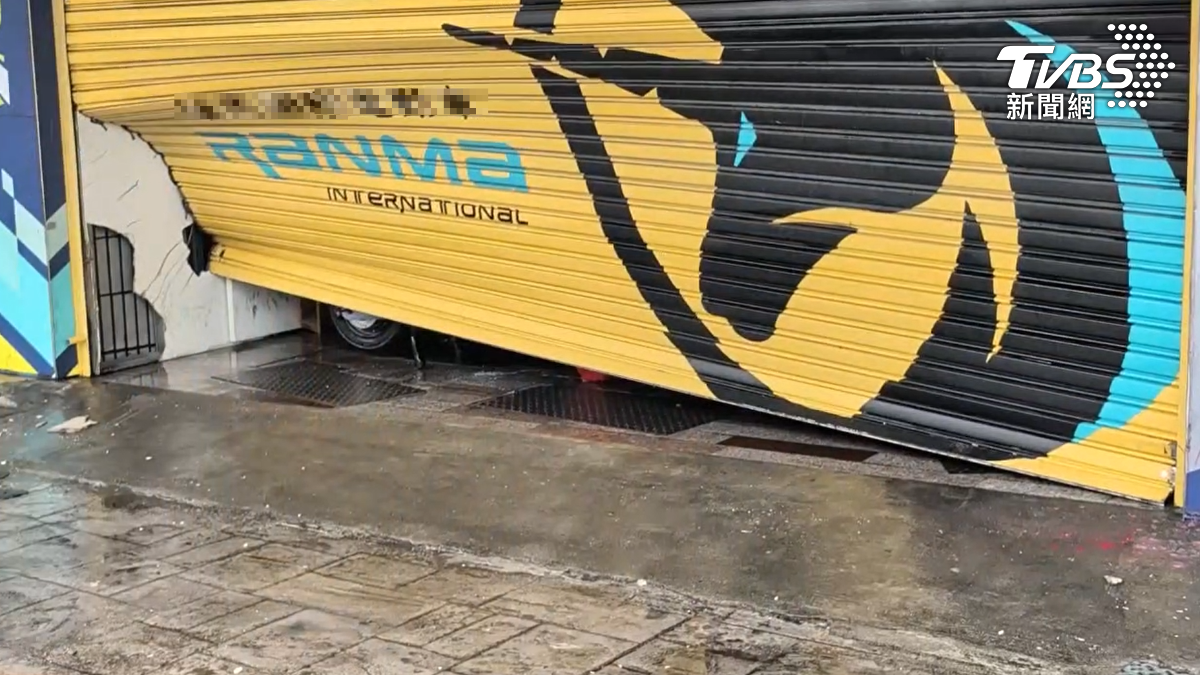 仁德區的情況更為嚴重，有店家的鐵門被水流沖擊到如同被對折般，出現巨大縫隙，附近民宅也遭遇相同狀況（圖／TVBS）