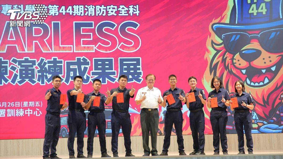 消防署署長蕭煥章頒發績優學生獎學金