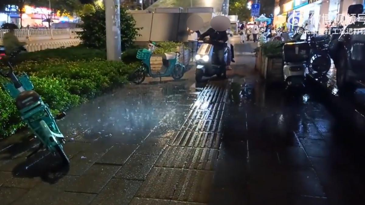 昆明驚見奇特現象!公車站上飄小雲 他傻眼:下雨範圍不到1坪