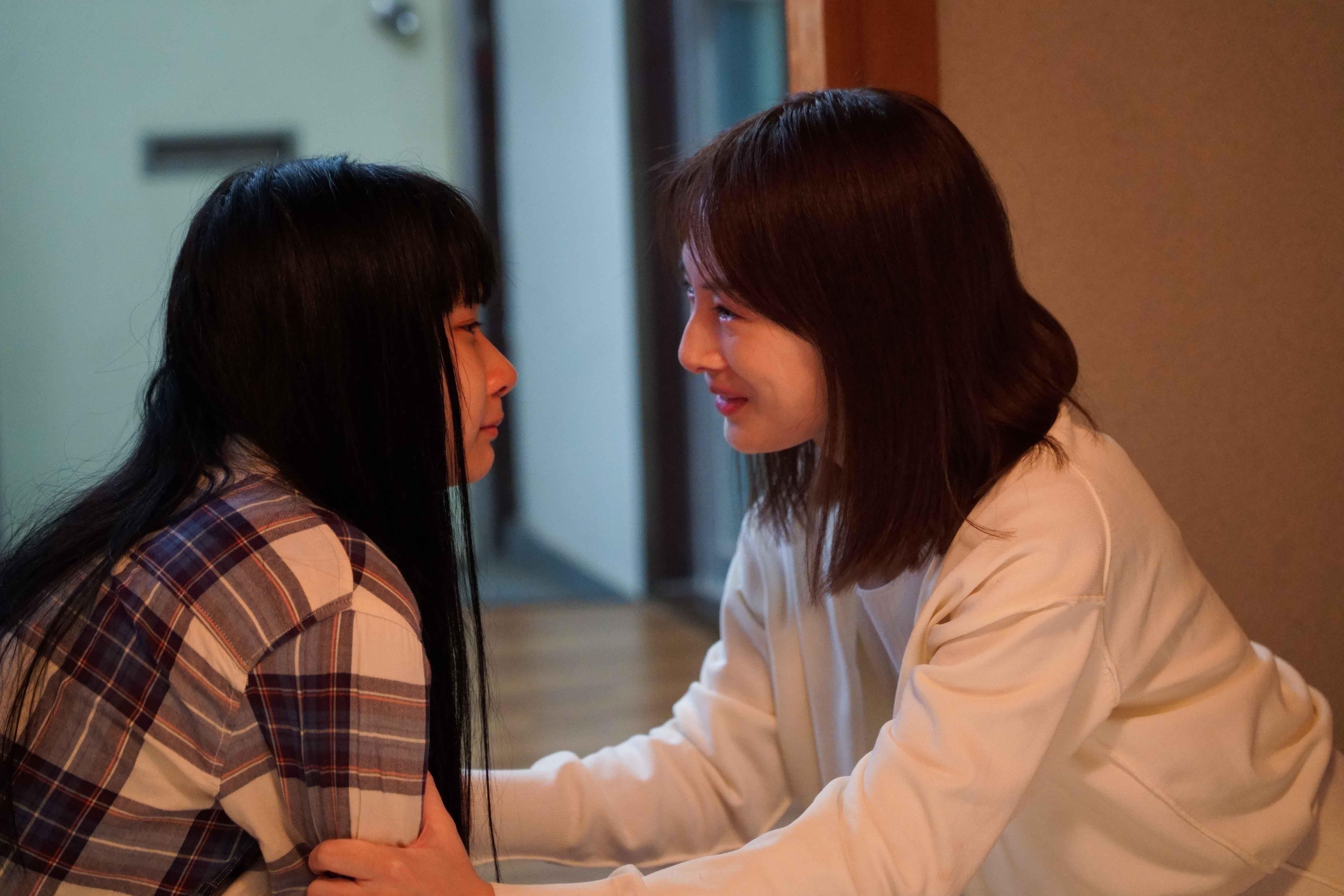 北川景子(右)與青春期女兒山崎七海相依為命,卻慘遭新男友暴力相向。(圖/天馬行空提供)