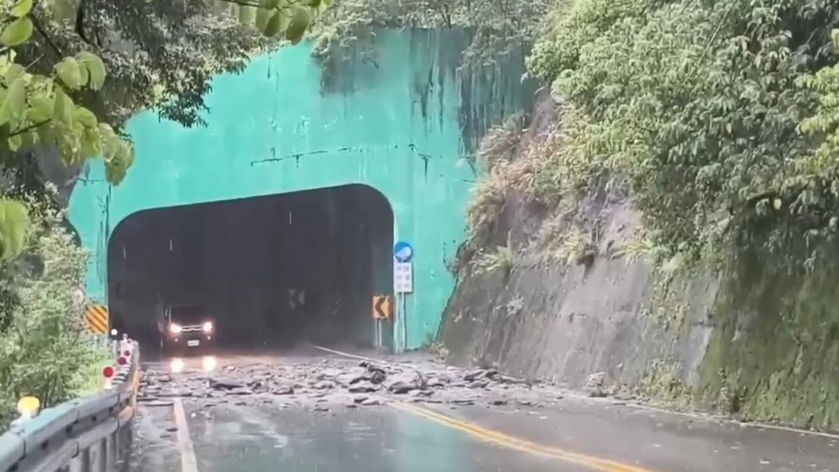 南投台14線雲龍橋隧道落石!山壁崩坍禿一片 雙向道路受阻