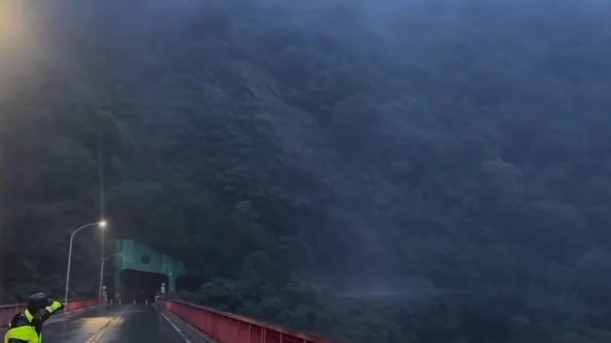晚間6點多持續落石坍滑，明隧道出口整個山壁崩落。（圖／仁愛鄉大同村長謝戎彥提供）