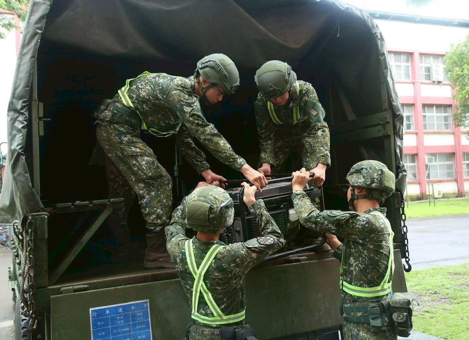 國軍已在高雄、屏東、花蓮等地預置兵力。（圖／翻攝自賴清德臉書）