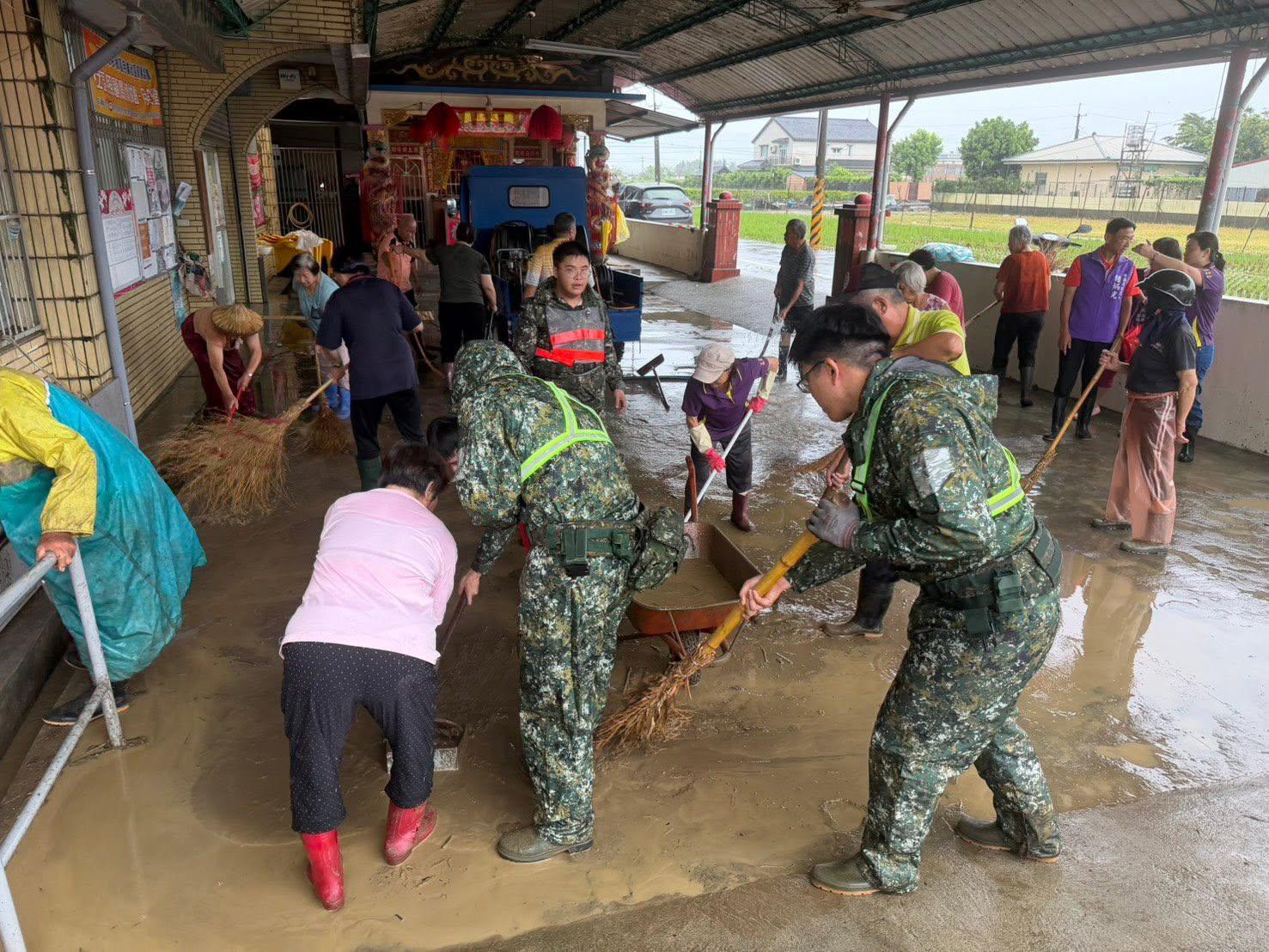 國軍與地方政府、警消及救災單位一起投入救災。（圖／翻攝自賴清德臉書）