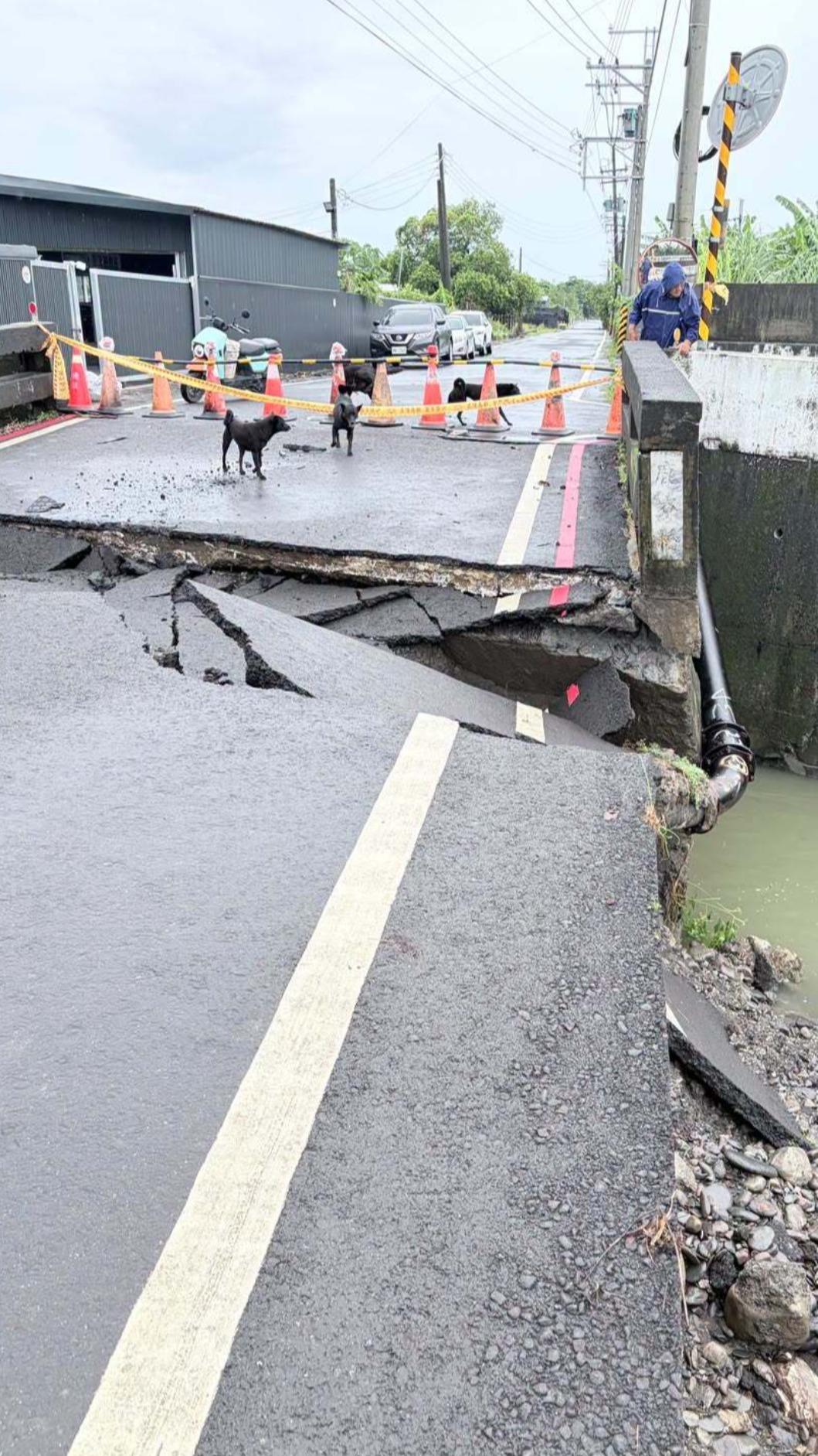 屏東萬巒鄉通往潮州小路的「鹿寮橋」路面斷裂。(圖/翻攝自臉書「林國順-好順」)