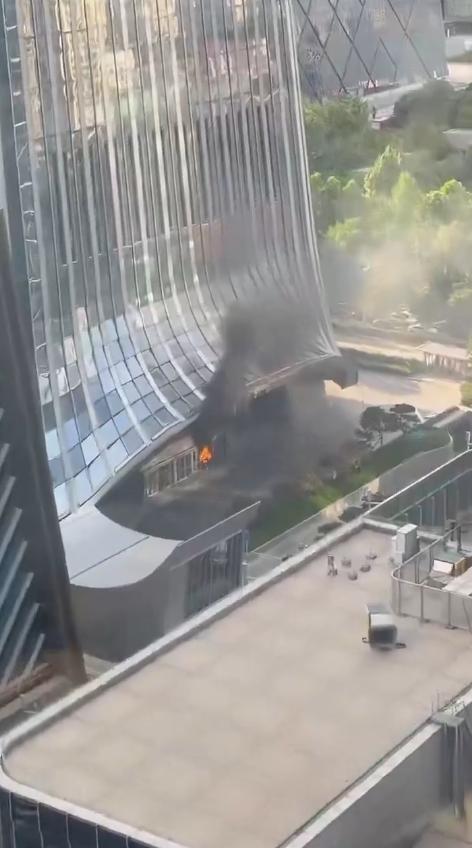 失事飛機殘骸墜落樓底冒出濃濃黑煙。(圖/翻攝自X)