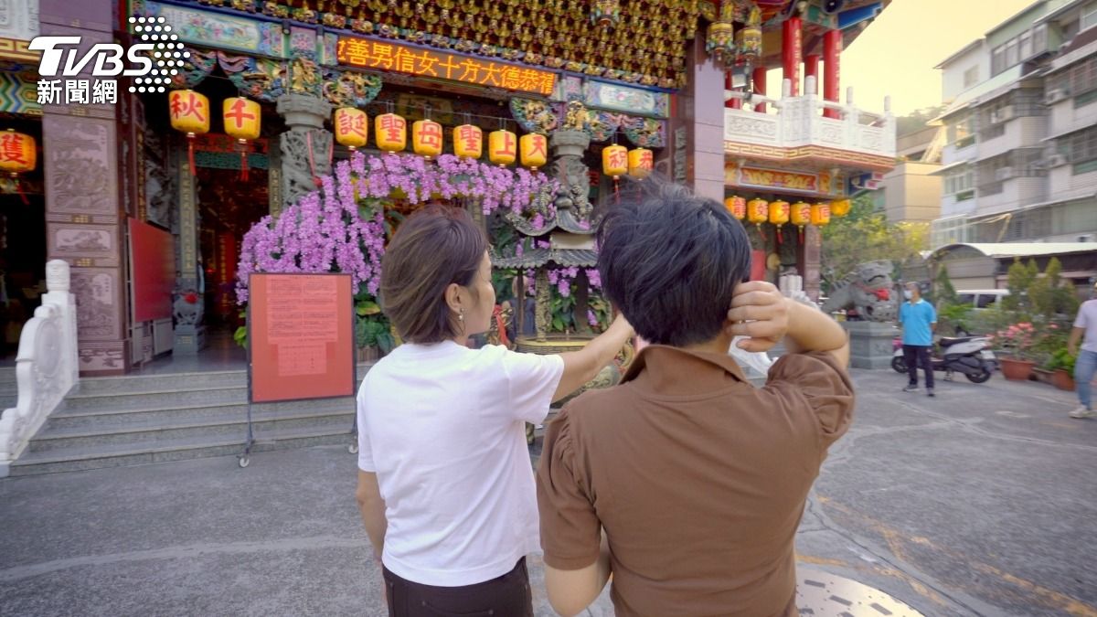 高雄很多廟宇,柯志恩說拜廟是日常。只要看到廟,就會進去拜一下。問她不用接待嗎?她說不必麻煩別人。(圖/柯勝雄攝)
