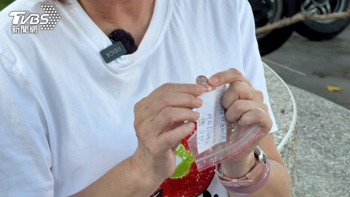 性格豪爽、直率的她,差點被一枚徽章逼哭。 這枚徽章是她爸爸──柯文福當年選屏東縣長的競選小物。她在掃市場時,民眾轉送給她的,一句柯縣長的福氣傳承給妳,讓她當場淚崩。(圖/柯勝雄攝)