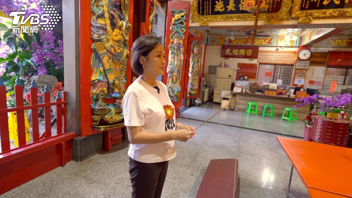 敢在鏡頭前翻白眼的柯志恩會在拜廟時不想麻煩別人。(圖/柯勝雄攝)
